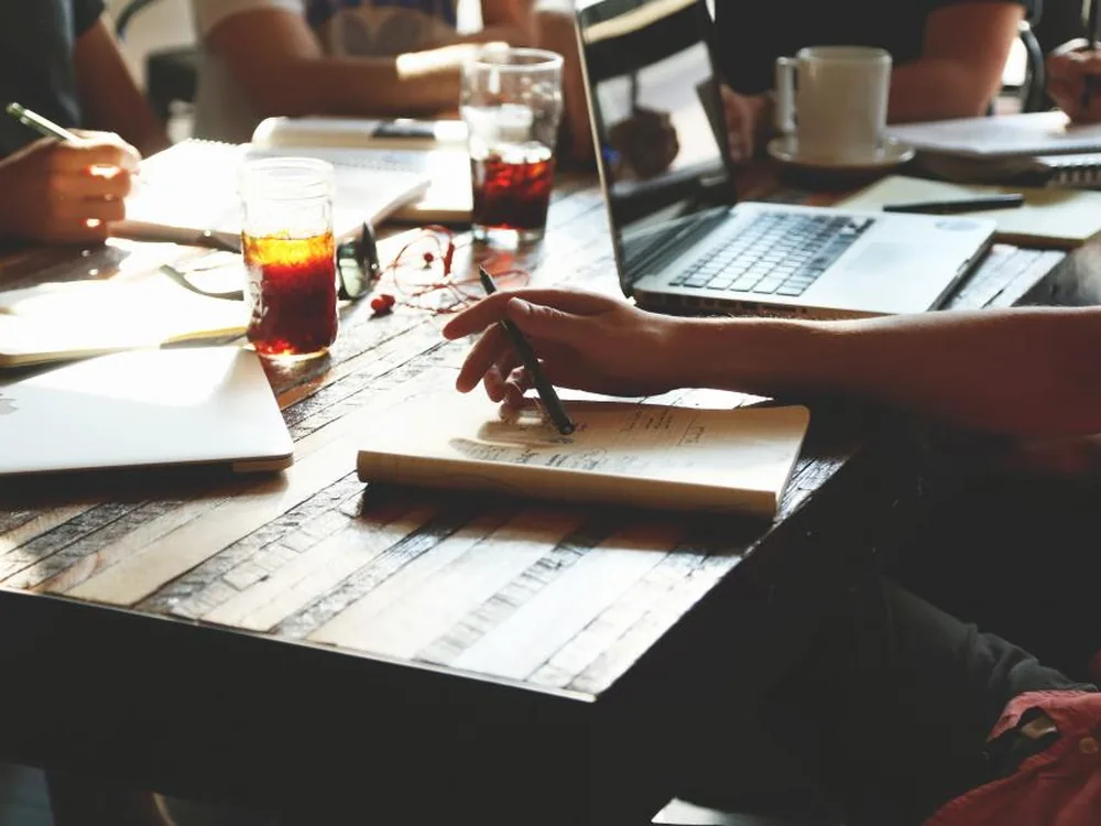 Equipo de Ovinami colaborando alrededor de una mesa de trabajo